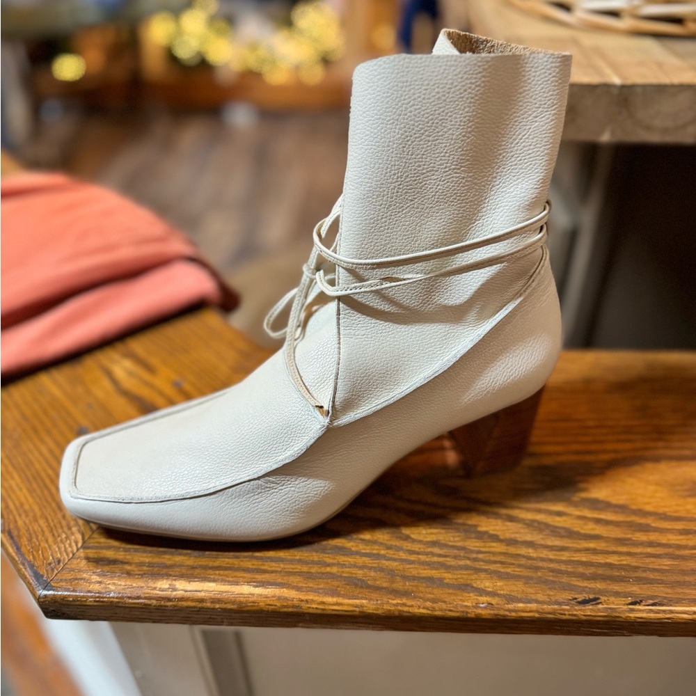 Chic Cream Heeled‎ Boots